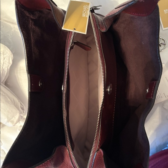 Michael Kors Kelsey Tote - Picture 5 of 8